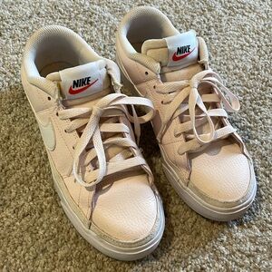 Women’s Nike court legacy